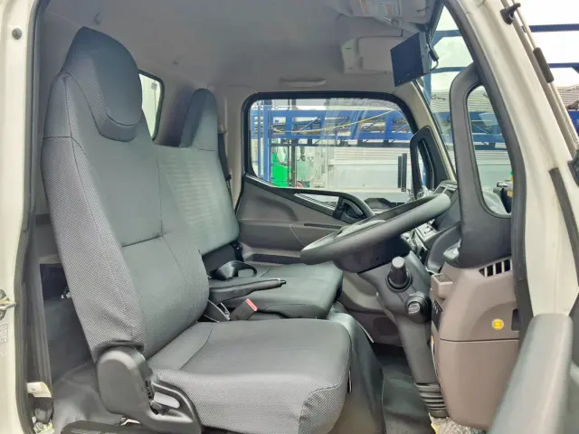 乗車定員は3名です。|三菱 キャンター 2RG-FEAV0(2WD)の写真7
