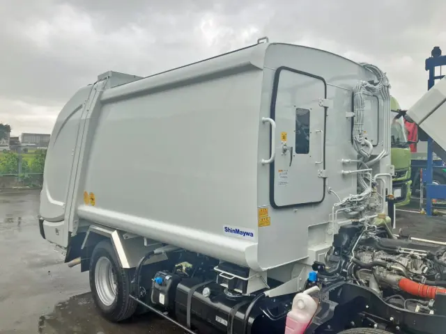 タンク前方の状態です。|三菱 キャンター 2RG-FEAV0(2WD)の写真12