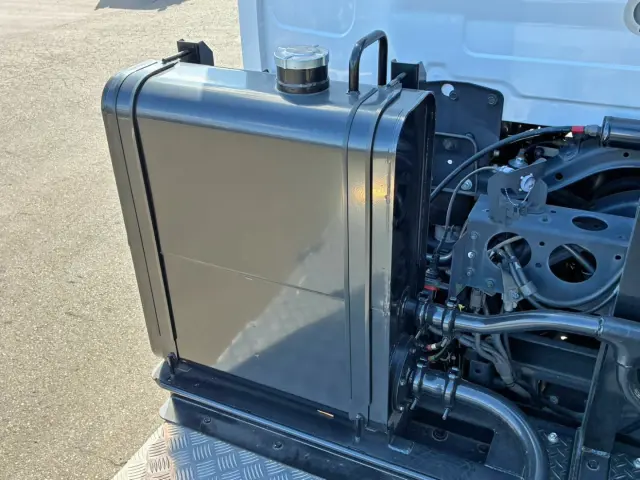 踊り場前方に作動油タンクが付いています。|UD クオン 2RG-GK5DADの写真13