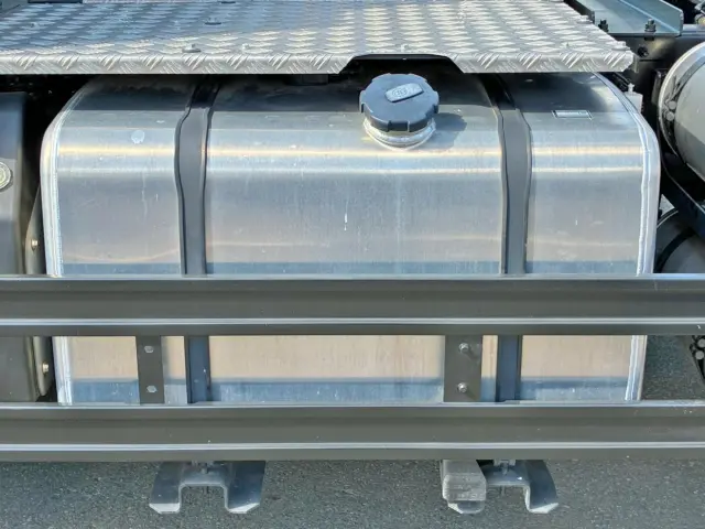 燃料タンクは400Lアルミ製です。|UD クオン 2RG-GK5DADの写真20