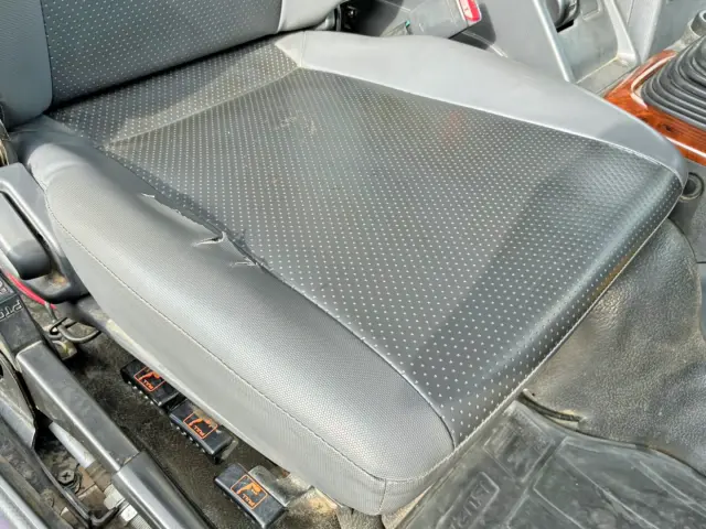 運転席座面にヘタリ・破れがあります。|いすゞ ギガ QPG-CXZ77BTの写真10