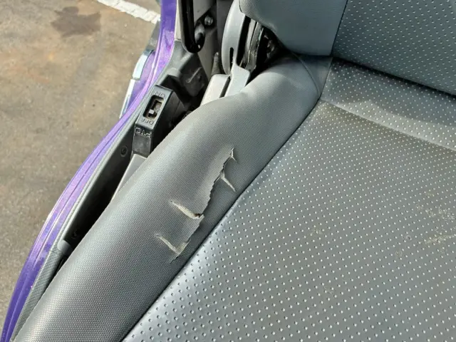 運転席座面破れの状態です。|いすゞ ギガ QPG-CXZ77BTの写真11