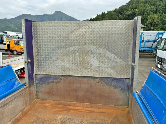 プロテクター上部に縞板アルミが張られています。|いすゞ ギガ QPG-CXZ77BTの写真16