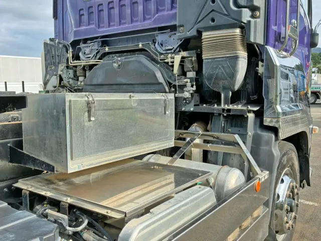 ボディー運転席側前方にステンレス製の工具箱が付いています。|いすゞ ギガ QPG-CXZ77BTの写真24