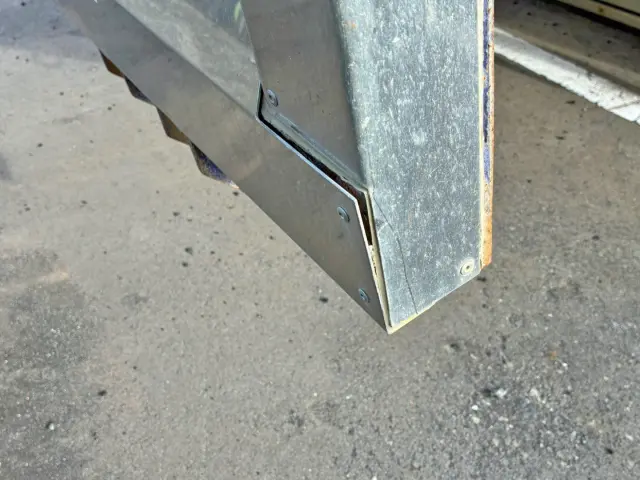 リヤアオリ運転席側下部のリベットが外れています。|いすゞ ギガ QPG-CXZ77BTの写真29