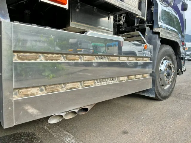 左右サンドバンパーはステンレス製です。(運転席側サイドバンパーのレンズ3ヶ所欠品しています)|いすゞ ギガ QPG-CXZ77BTの写真38