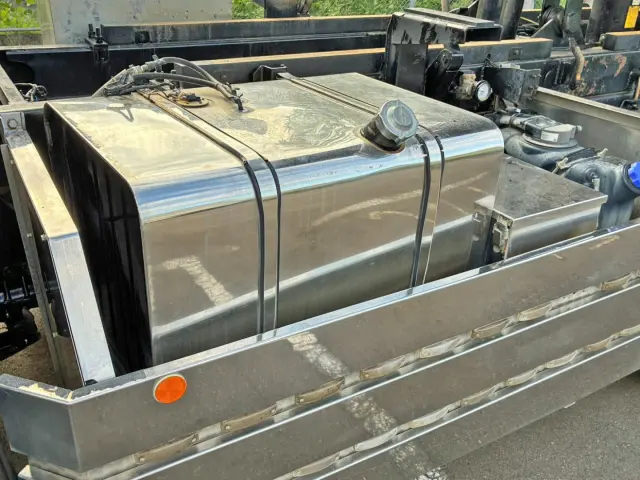 燃料タンクは300Lステンレス製です。|いすゞ ギガ QPG-CXZ77BTの写真40