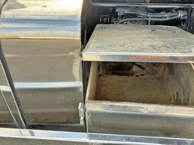 工具箱を開けた状態です。(燃料タンクに干渉するため、これ以上開きません)|いすゞ ギガ QPG-CXZ77BTの写真42