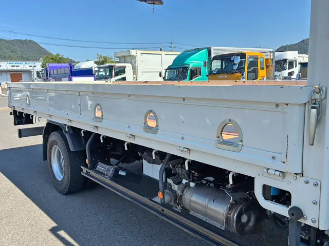 左右アオリにロープフック穴が4対付いています。|日野 レンジャー 2PG-FC2ABA(2WD)の写真12