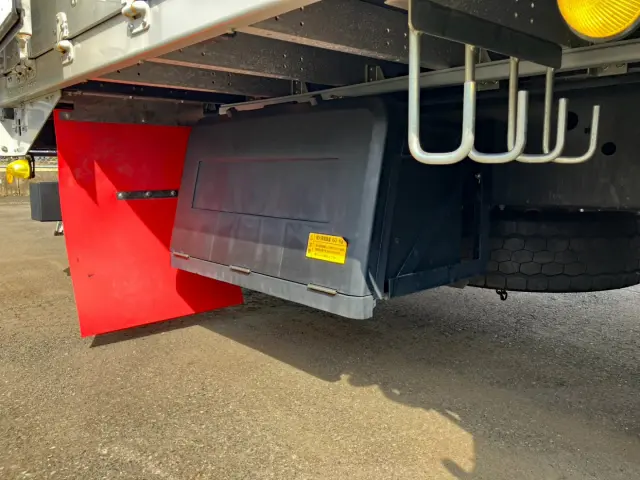 運転席側後方に工具箱が付いています。|いすゞ ギガ 2PG-CYJ77Dの写真14
