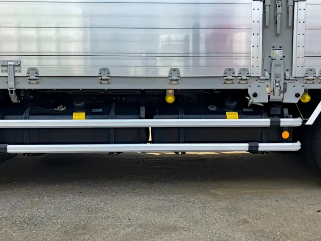 燃料タンクは300Lと300Lが付いています。|いすゞ ギガ 2PG-CYJ77Dの写真16