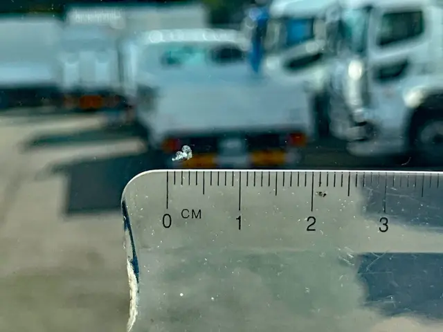 フロントガラス運転席正面に飛び石があります。|いすゞ ギガ 2PG-CYJ77Dの写真19