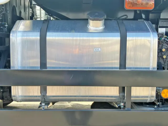 燃料タンクは300Lアルミ製です。|三菱 スーパーグレート 2PG-FV80VXの写真21