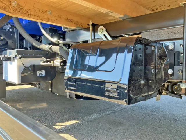 ボディー助手席側中央部に工具箱が付いています。|いすゞ エルフ 2RG-NPR88YM(2WD)の写真12