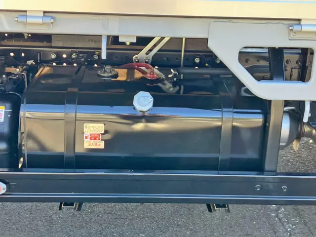 燃料タンクは100Lです。|いすゞ エルフ 2RG-NPR88YM(2WD)の写真19