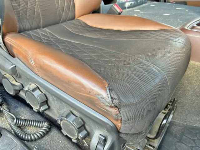 運転席座面にヘタリ・破れがあります。|日野 プロフィア 2DG-SH1EDGGの写真10