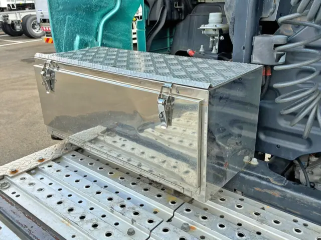 踊り場前方助手席側にステンレス製の工具箱が付いています。|日野 プロフィア 2DG-SH1EDGGの写真12