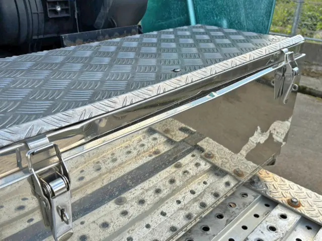 運転席側工具箱に歪みがあります。|日野 プロフィア 2DG-SH1EDGGの写真14
