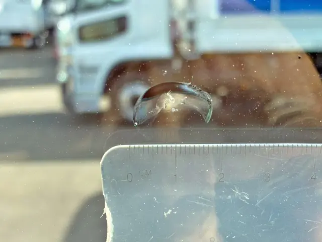 フロントガラスの中央下部に飛び石跡があります。|日野 プロフィア 2DG-SH1EDGGの写真21