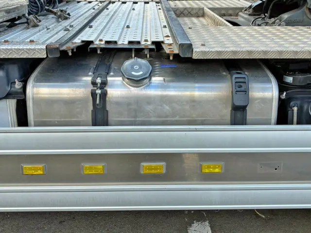 燃料タンクは390Lアルミ製です。|日野 プロフィア 2DG-SH1EDGGの写真22