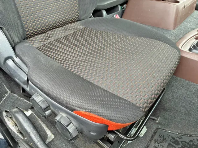 運転席座面にヘタリがあります。|日野 プロフィア 2DG-FS1AGAの写真8