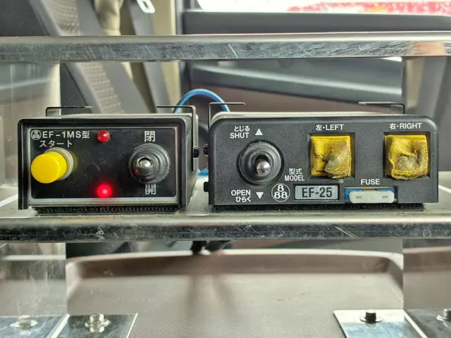 リヤコボレーン 及び 左右コボレーンの操作スイッチです。|日野 プロフィア 2DG-FS1AGAの写真34