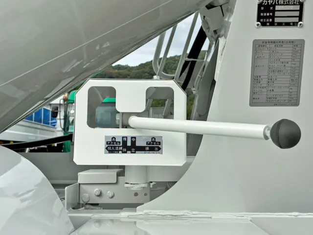 ドラムの操作レバーです。(助手席側)|いすゞ フォワード 2PG-FRR90S4(2WD)の写真16