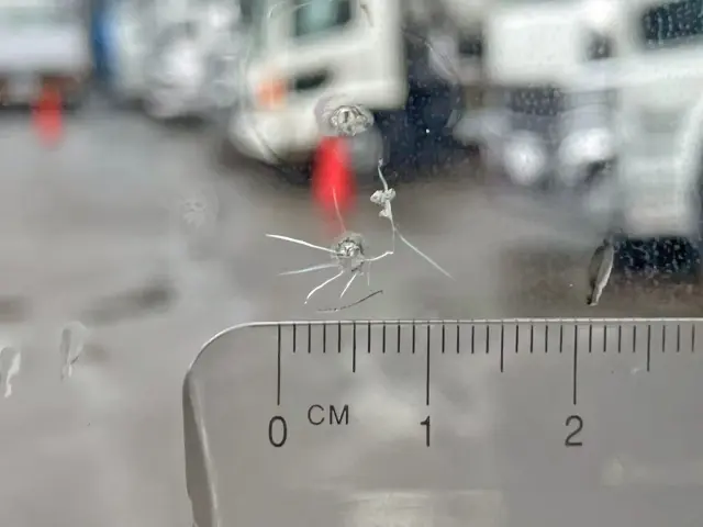 フロントガラス運転席側下部に飛び石跡があります。|いすゞ フォワード SKG-FRR90S2(2WD)の写真27