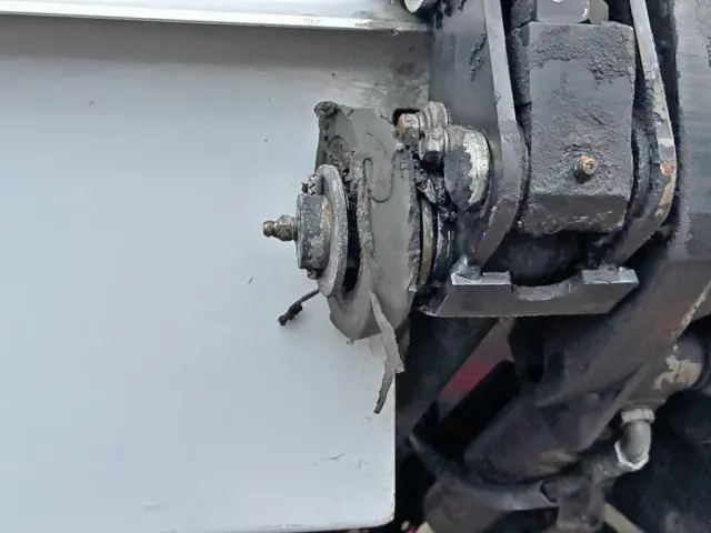 ゲート助手席側のローラー不良です。|いすゞ フォワード TKG-FRR90T2(2WD)の写真23