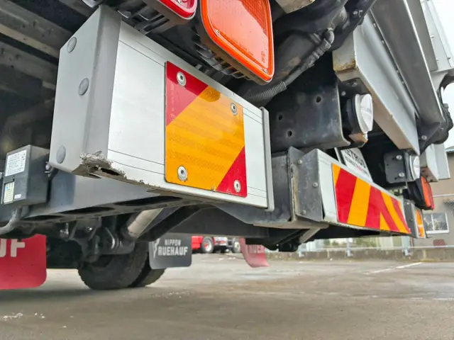 助手席側リヤバンパー下部に割れがあります。|いすゞ フォワード TKG-FRR90T2(2WD)の写真24