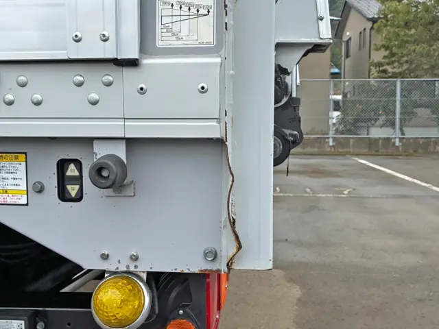 ボディー助手席側後方のステーに曲がり・サビがあります。|いすゞ フォワード TKG-FRR90T2(2WD)の写真25