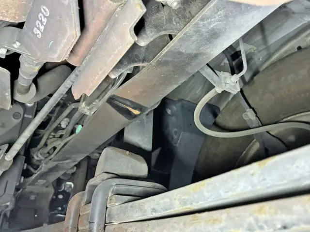 1軸目運転席側スプリングダンパー部のメインフレームに曲がりがあります。|いすゞ フォワード TKG-FRR90T2(2WD)の写真28