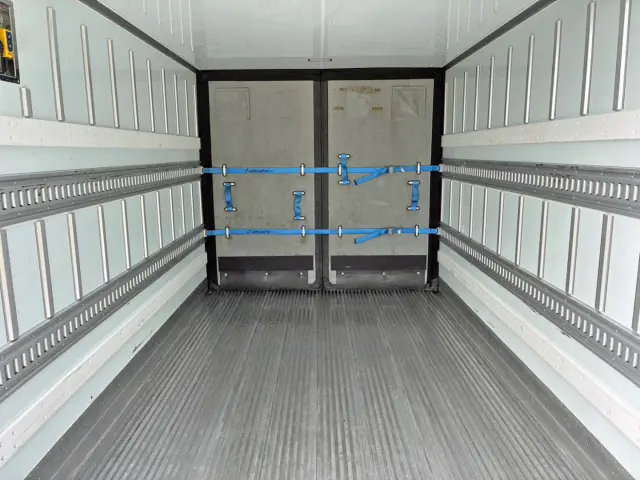 仕切り板付きです。|日野 レンジャー 2KG-FD2ABG(2WD)の写真15