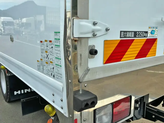 ボディー助手席側後方のパネルに歪みがあります。|日野 レンジャー 2KG-FD2ABG(2WD)の写真23