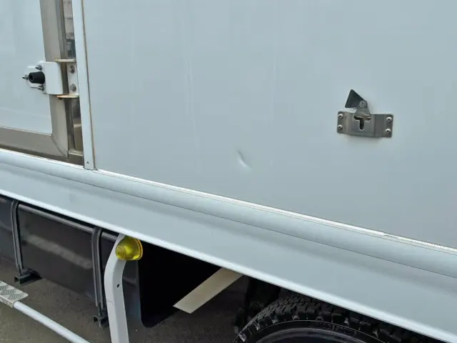 サイドドア後方にヘコミがあります。|日野 レンジャー 2KG-FD2ABG(2WD)の写真26