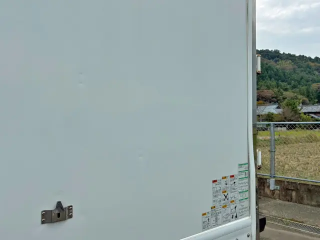 ボディー助手席側後方にヘコミがあります。|日野 レンジャー 2KG-FD2ABG(2WD)の写真27