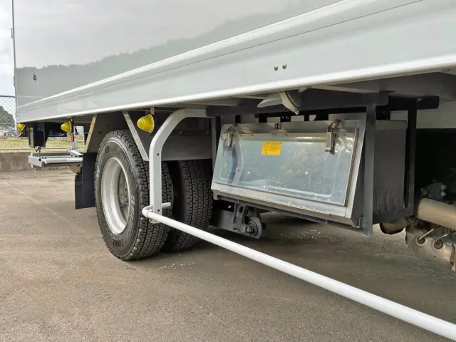 ボディー運転席側中央部にステンレス製の工具箱が付いています。|日野 レンジャー 2KG-FD2ABG(2WD)の写真28