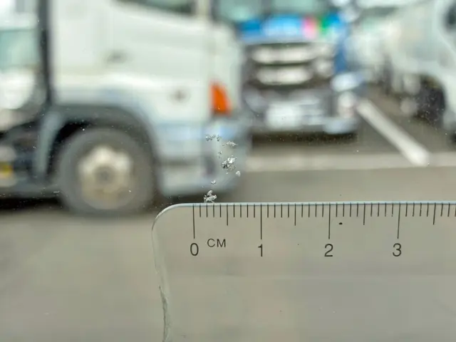 フロントガラスの助手席側上部に飛び石跡があります。|日野 レンジャー 2KG-FD2ABG(2WD)の写真29