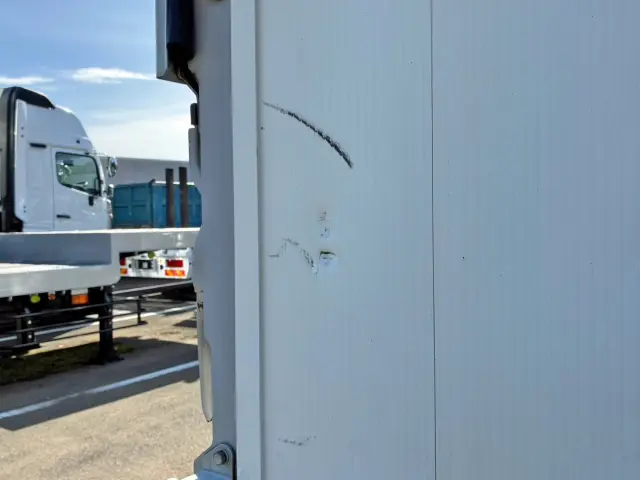 助手席側リヤドアにキズ・ヘコミがあります。|いすゞ フォワード 2RG-FRR90S2(2WD)の写真22