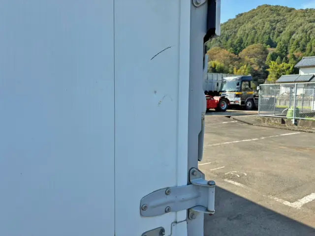 運転席側リヤドアにキズ・ヘコミがあります。|いすゞ フォワード 2RG-FRR90S2(2WD)の写真23