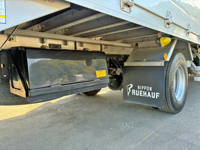 ボディー運転席側後方に工具箱が付いています。|いすゞ フォワード 2RG-FRR90S2(2WD)の写真27