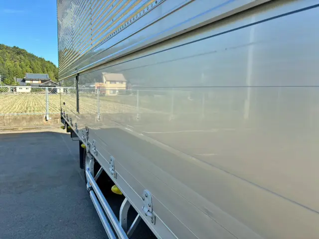 運転席側アオリ前方にヘコミがあります。|いすゞ フォワード 2RG-FRR90S2(2WD)の写真34