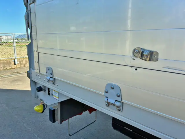 運転席側アオリ後方のリヤドア留めが外れています。|いすゞ フォワード 2RG-FRR90S2(2WD)の写真37