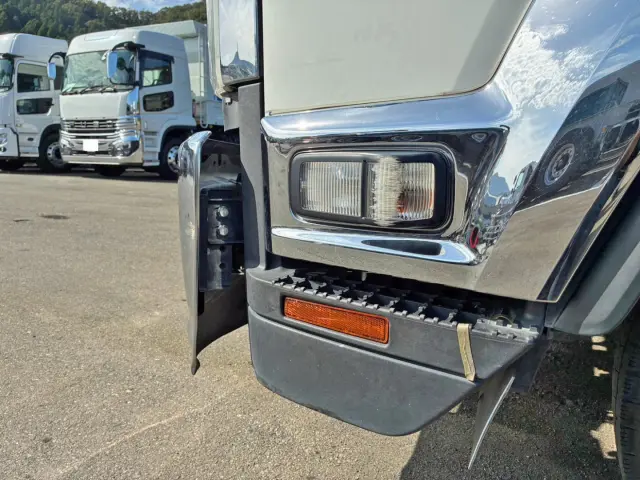 助手席ドアのウインカーレンズにキズがあります。|いすゞ フォワード 2RG-FRR90S2(2WD)の写真44