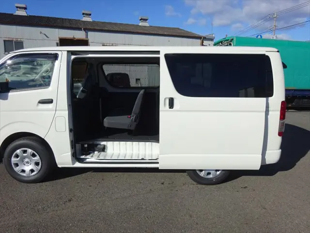 トヨタ ハイエースバン 3BF-TRH200V(2WD)の写真4