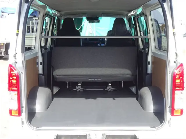 トヨタ ハイエースバン 3BF-TRH200V(2WD)の写真7