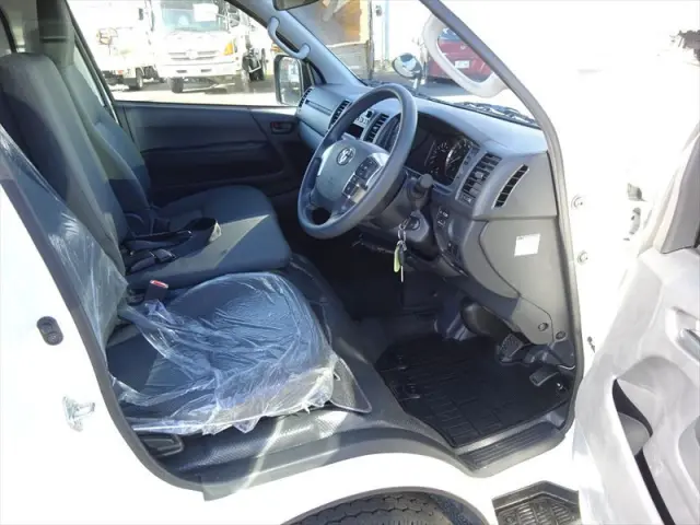 トヨタ ハイエースバン 3BF-TRH200V(2WD)の写真10