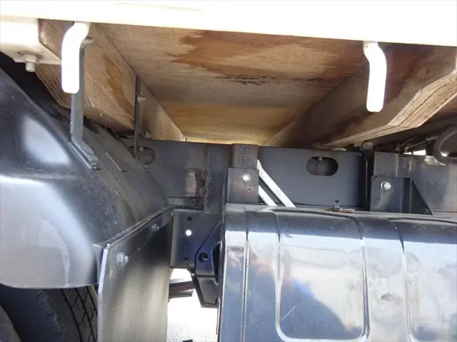 いすゞ エルフ BDG-NKR85A(2WD)の写真6