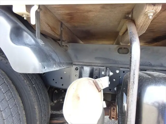 いすゞ エルフ BDG-NKR85A(2WD)の写真8