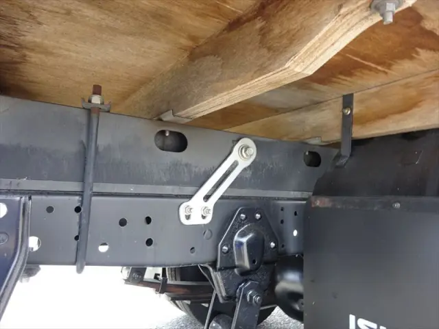 いすゞ エルフ BDG-NKR85A(2WD)の写真9